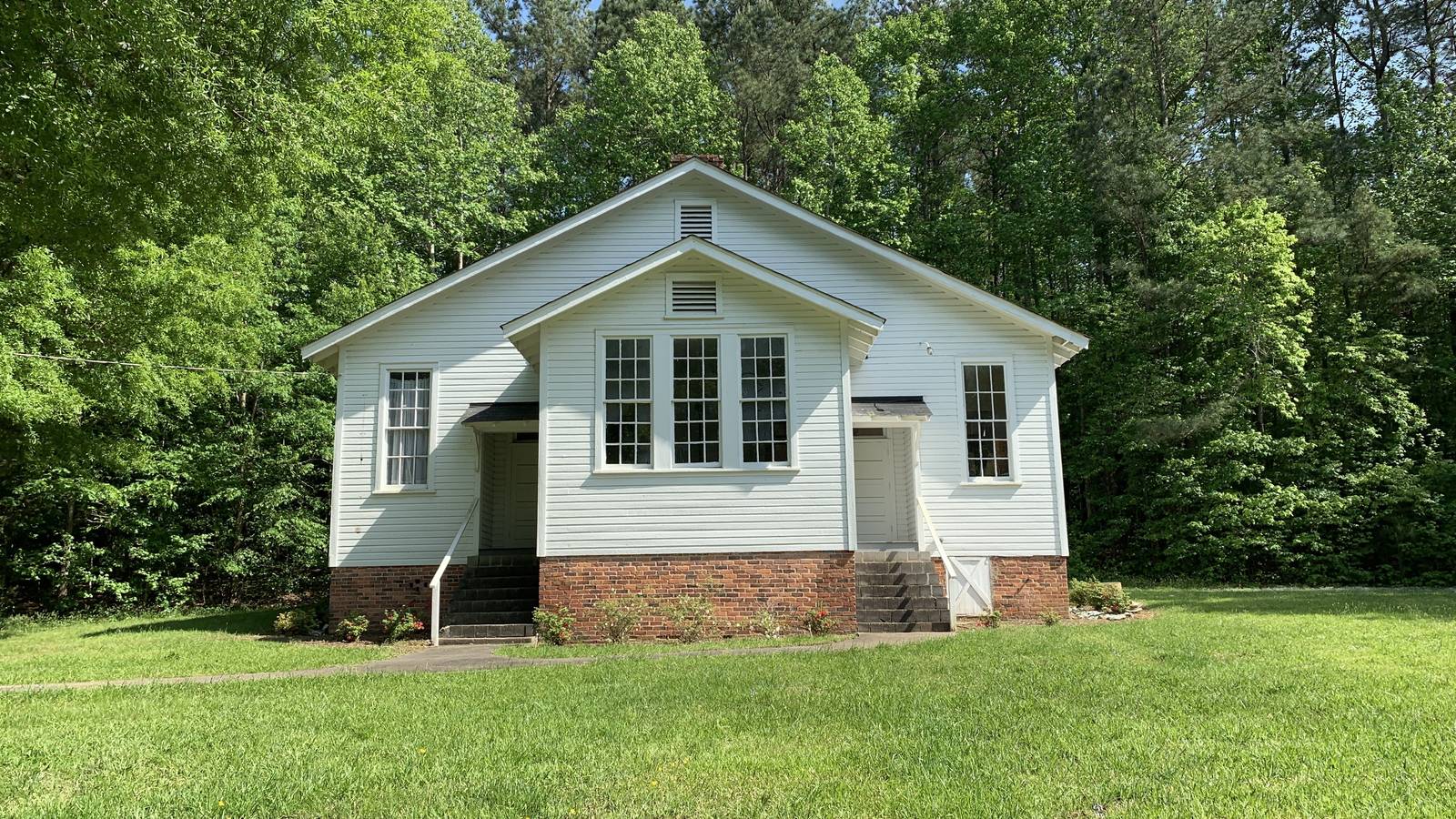 <p>The Russell School, a two-teacher school in pristine condition in Durham County, North Carolina.</p>